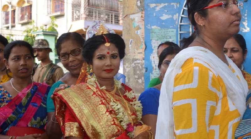 বিয়ের বেশেই ভোটের লাইনে, দায়িত্ব পালনে অন্যদের উৎসাহ দিলেন দুই নববধূ