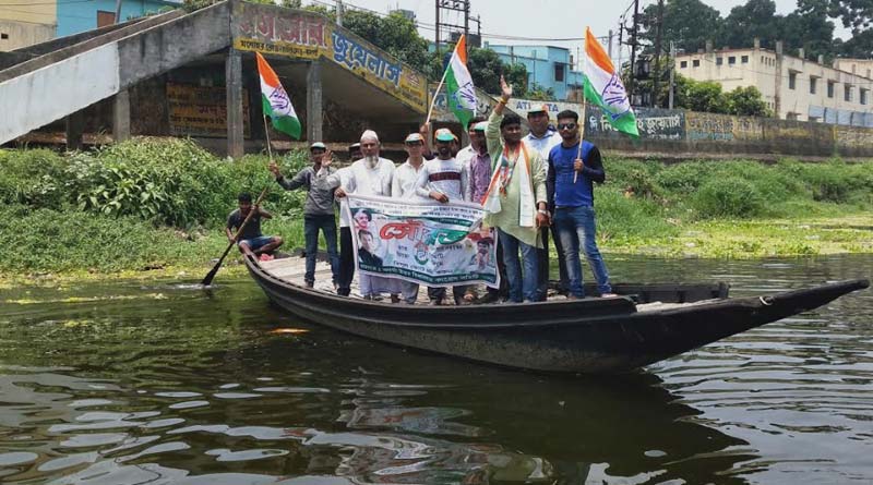 সাজানো নৌকা নিয়ে ইছামতীতে নজরকাড়া প্রচার বনগাঁর কংগ্রেস প্রার্থীর