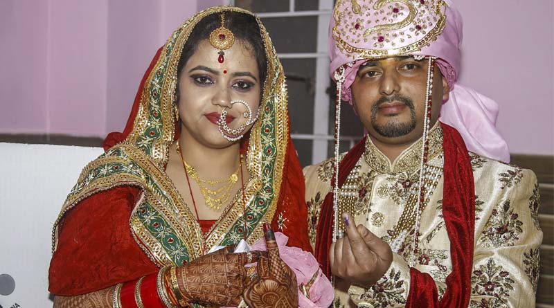 গণতন্ত্রের উৎসবে অংশ নিতে বিয়ের সাজেই ভোটকেন্দ্রে হাজির নবদম্পতি