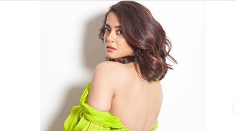 Bollywood Actress Surveen Chawla blassed with a baby girl