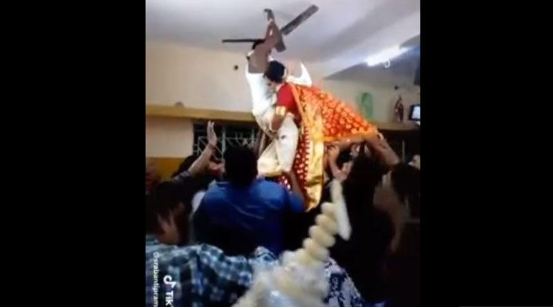 বিয়ে করতে গিয়ে পাখা ধরে ঝুলে পড়লেন বর! তারপর…