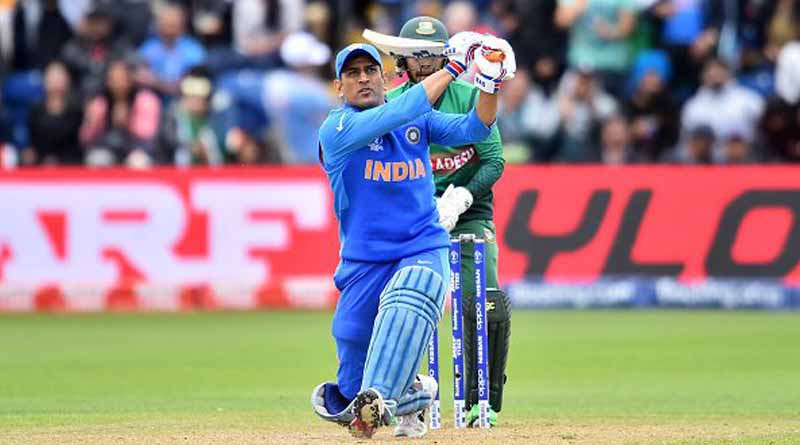 MS Dhoni instructs Bangladeshi Bowler how to organise field