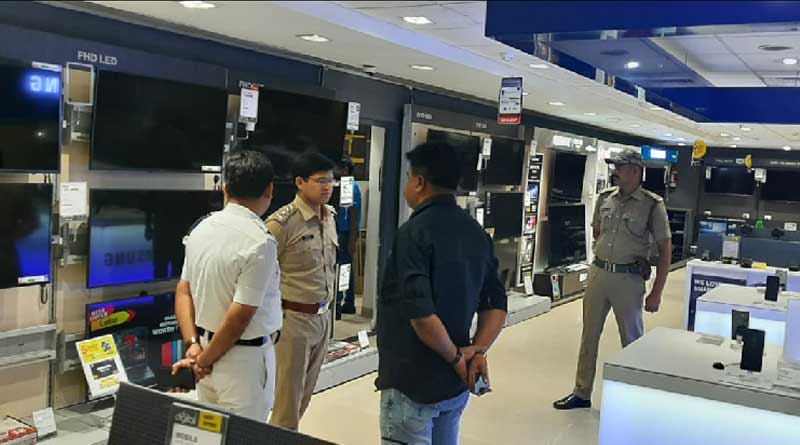 সময়মতো কাজে আসার নির্দেশ, ম্যানেজারের মাথায় ‘বন্দুক’ ধরল কর্মী