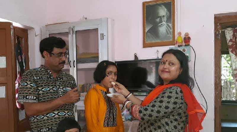 বেহাল পরিকাঠামো নিয়েই সাফল্য, সরকারি স্কুলে পড়ে মেধাতালিকায় পুরুলিয়ার কন্যা