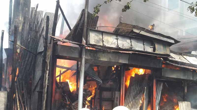 পার্ক সার্কাসে ভয়াবহ আগুনে ছড়াল চাঞ্চল্য, বন্ধ ট্রেন চলাচল