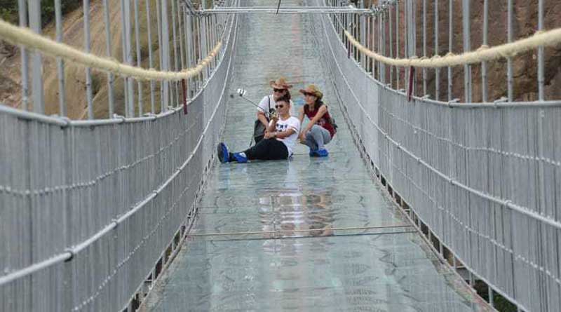 Scaring experience by walking on the glass bridge in China