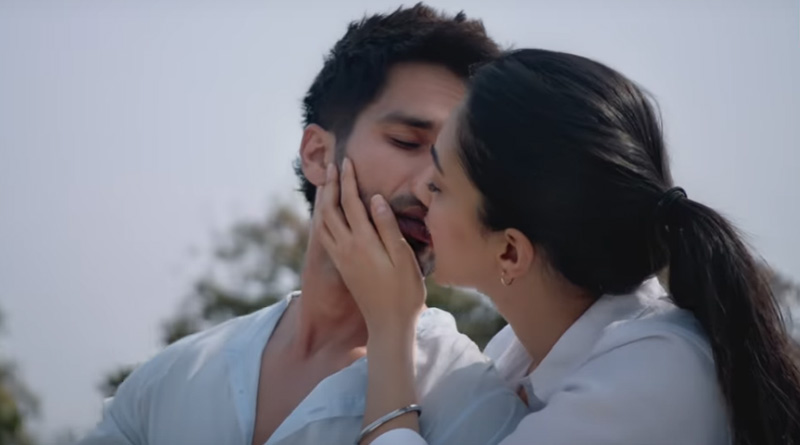 Bolywood actor Shahid Kapoor loses cool over 'kissing question'