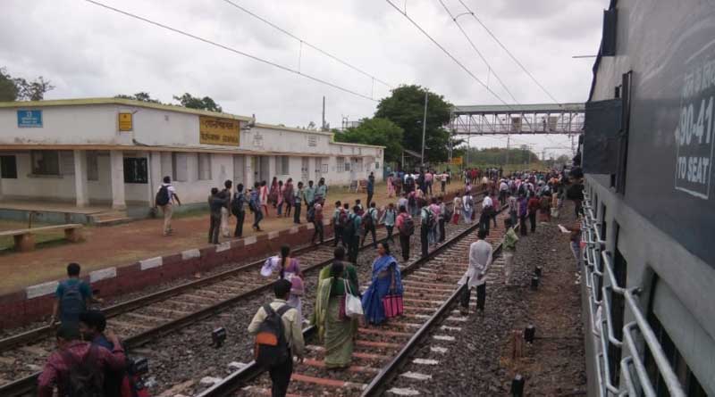 Rail officials get special treatment, Passengers protest