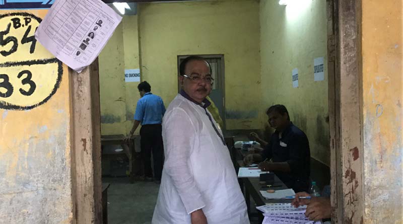 Sovan Chatterjee casts his vote under police protection in Behala