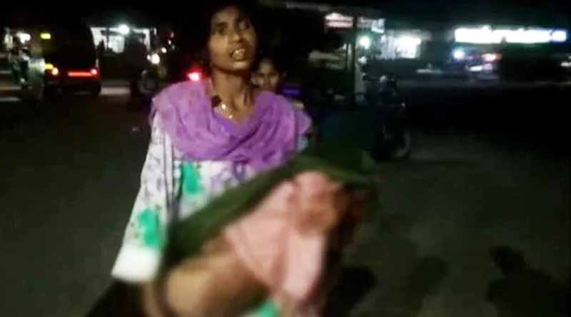 মিলল না অ্যাম্বুল্যান্স, যোগীর রাজ্যে মাঝরাস্তায় মায়ের কোলেই মৃত্যু শিশুর