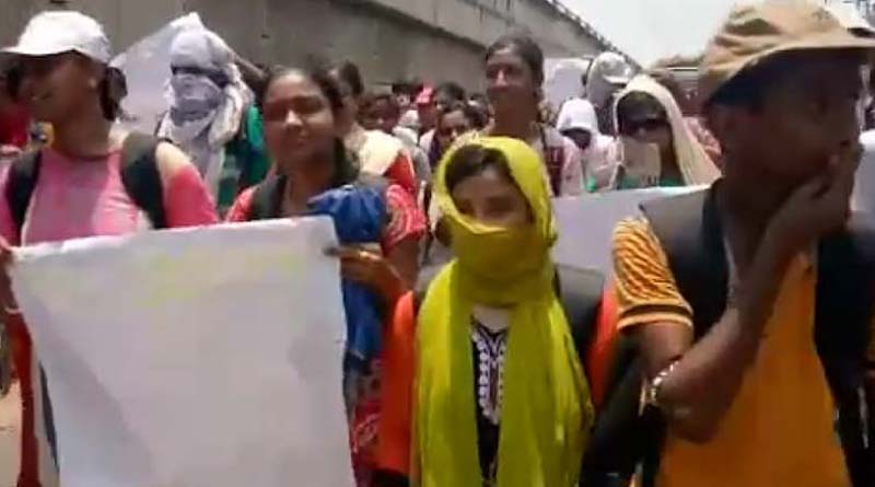 ‘স্কুলের শিক্ষকদের কাছেই প্রাইভেট টিউশন পড়ব’, দাবিতে পথে পড়ুয়ারা