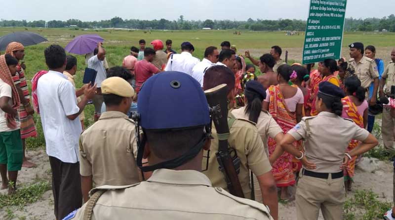 Farmers protest 'Jai Shree Ram' against Govt land acquisition in Jalpaiguri