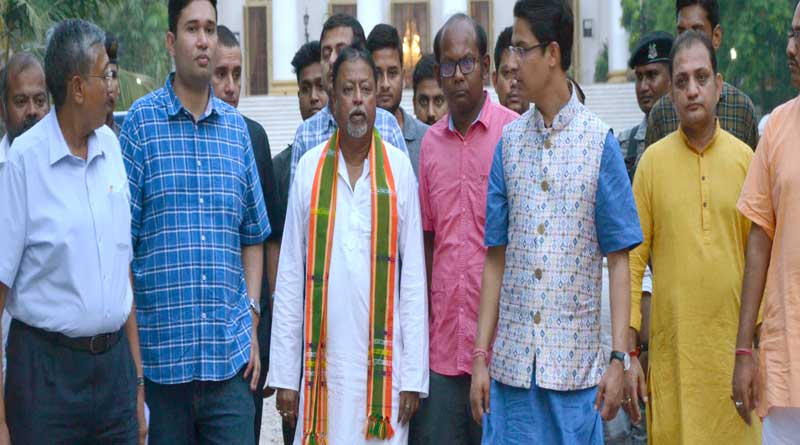 দার্জিলিংয়ের স্থায়ী রাজনৈতিক সমাধান চেয়ে রাজ্যপালের কাছে গেলেন মুকুল রায়