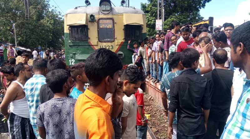 মল্লিকপুরে শুটআউট, রেল অবরোধে শিয়ালদহ দক্ষিণ শাখায় ব্যাহত ট্রেন চলাচল