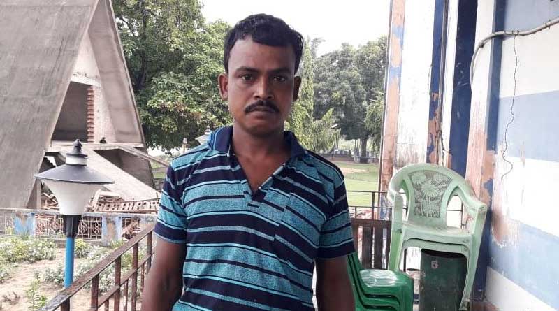 সার্থক ইদ, উৎসবের আনন্দ ছেড়ে হিন্দু প্রতিবেশীর শেষযাত্রায় মুসলিম যুবক