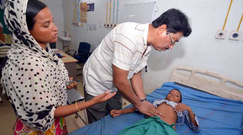 গণইস্তফার আবেদনে স্বাক্ষর, কালো ব্যাজ পরে রোগী দেখলেন চিকিৎসকরা