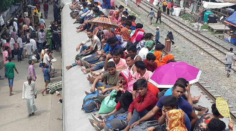 প্রাণের ঝুঁকি নিয়ে ট্রেনের ছাদেই যাতায়াত বাংলাদেশে