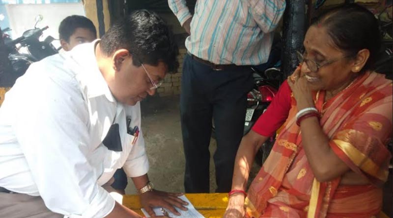 কর্মবিরতিতে গা ভাসাননি, গাছতলায় রোগী দেখে নজির গড়লেন চিকিৎসক