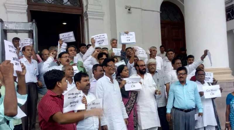 বিধানসভায় ‘কাটমানি’ বিক্ষোভ, অধিবেশন বয়কট করেও যোগদান বিরোধীদের