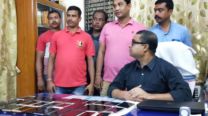 শেষবেলায়ও কর্তব্যে অনড়, চুরি যাওয়া ৩১টি মোবাইল ফেরালেন বনগাঁর আইসি