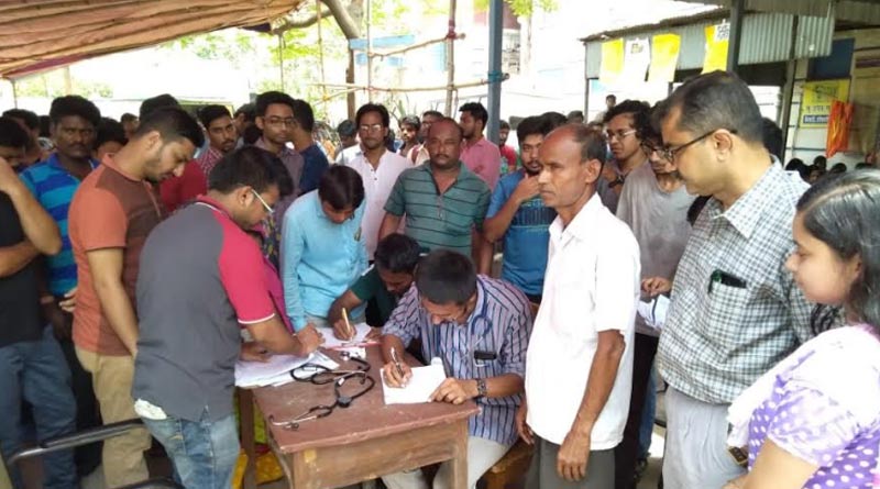 আন্দোলনের মাঝেও কর্তব্যে অনড়, হাসপাতালের বাইরেই রোগী দেখলেন চিকিৎসকরা
