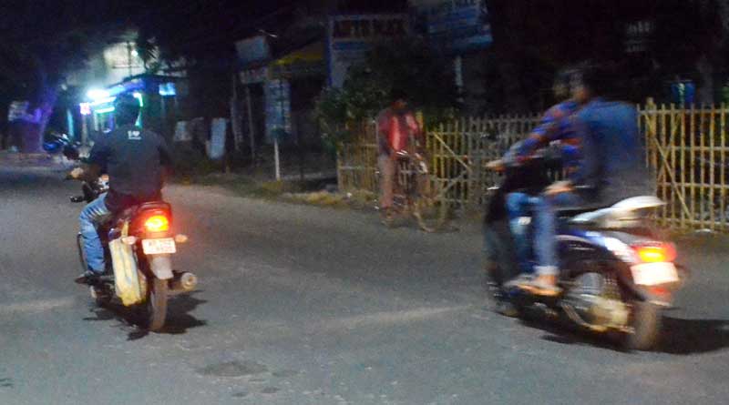 রাত নামলেই শহরে বাইক বাহিনীর তাণ্ডব, আতঙ্ক বনগাঁয়