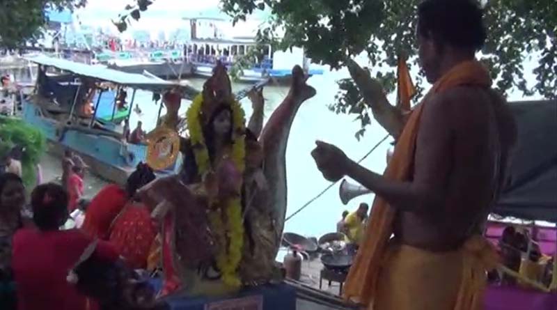 দশহরার পুণ্যার্জনে এসে আমিষে মত্ত ভক্তকূল, মনক্ষুণ্ণ পূজারীরা