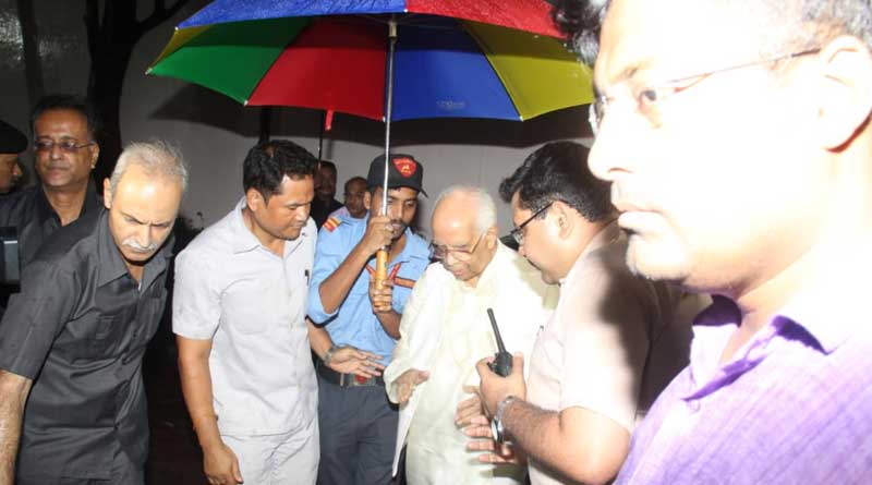 হাসপাতালে গিয়ে পরিবহকে দেখে এলেন রাজ্যপাল, রাজভবনে তলব মুখ্যমন্ত্রীকে