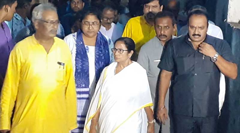 ‘সন্ত্রাসের উলঙ্গ চিতা জ্বালাচ্ছে বিজেপি’, নিহত নেতার বাড়ি গিয়ে ক্ষোভপ্রকাশ মুখ্যমন্ত্রীর