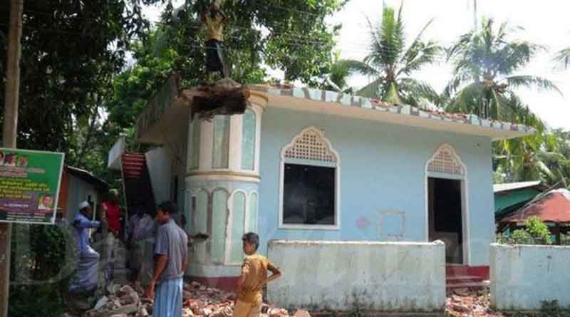 জঙ্গিবিরোধী অভিযানে উত্তপ্ত শ্রীলঙ্কায় মসজিদ ভেঙে গুঁড়িয়ে দিলেন মুসলিমরাই  
