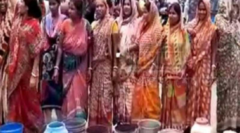 No water supply in the locality, women block the road in South Dinajapur