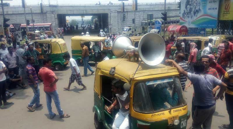 Auto drivers, protest CNG gas scarcity, go off road in Durgapur
