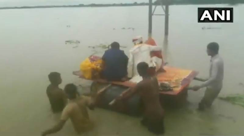 জল থইথই বিহার, পালকি-গাড়ি ছেড়ে এভাবেই শ্বশুরবাড়ি যাত্রা নববধূর