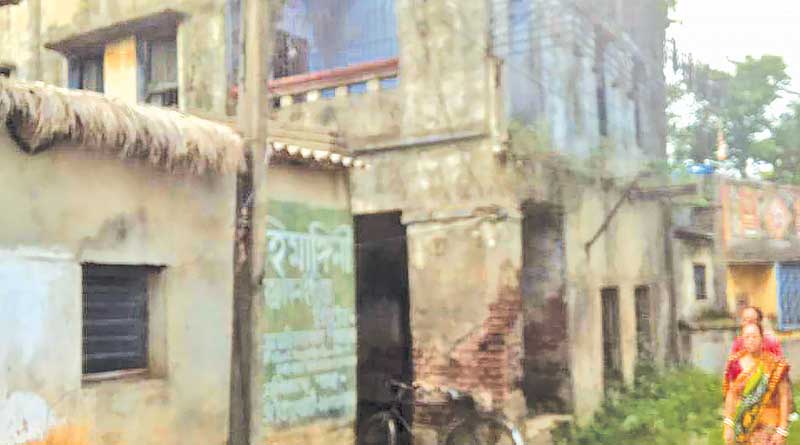 অঙ্গনওয়াড়ি কেন্দ্র যেন মরণফাঁদ, বাঁকুড়ায় ভেঙে পড়া বাড়িতেই প্রাণের ঝুঁকি নিয়ে যাতায়াত