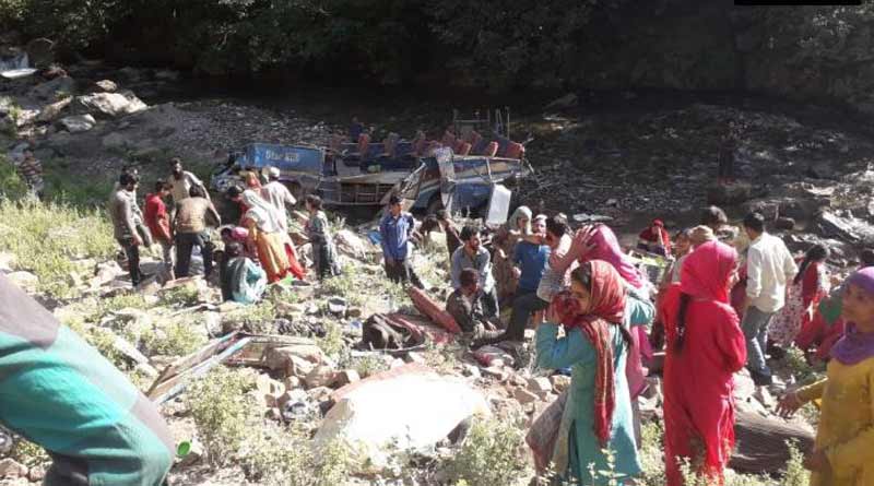 সাতসকালে ভয়াবহ বাস দুর্ঘটনা কাশ্মীরে, মৃত অন্তত ৩৫