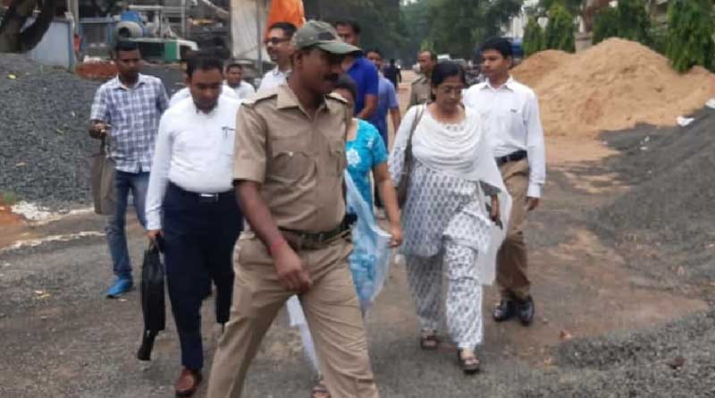 গাড়ি চালকদের ধর্মঘট, বৃষ্টি মাথায় পায়ে হেঁটেই দুর্গাপুর আদালতে বিচারপতিরা