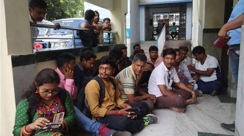 বারাসতে সাংবাদিক নিগ্রহ কাণ্ডে গ্রেপ্তারির দাবি, জেলাশাসকের দপ্তরে ধরনায় আক্রান্তরা
