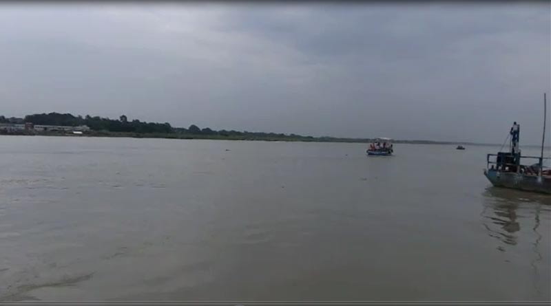 বিক্ষোভে ব্যাহত লঞ্চ পরিষেবা, সাঁতরেই গন্তব্যের দিকে রওনা এক যাত্রীর