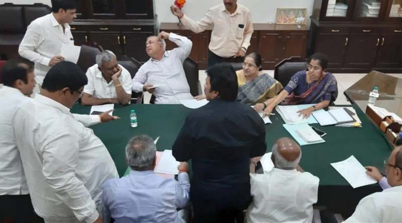 ১১ বিধায়কের ইস্তফা, পতনের মুখে কর্ণাটকের জোট সরকার