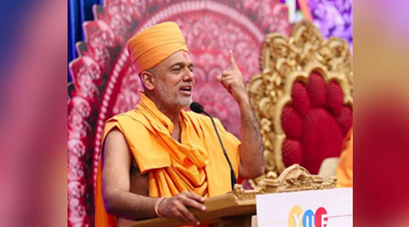 প্রথম সারিতে মহিলা শ্রোতা, বিরক্ত হয়ে অনুষ্ঠান ছেড়ে চলে গেলেন ‘গুরু’