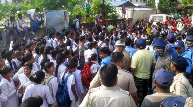 ছাত্রীদের শ্লীলতাহানির অভিযোগ ঘিরে ধুন্ধুমার কাণ্ড মালদহের স্কুলে, জনতা-পুলিশ খণ্ডযুদ্ধ