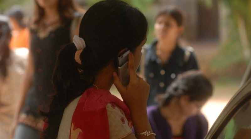 অবিবাহিত তরুণীদের মোবাইল ব্যবহারে ‘না’, বিতর্কিত ফরমানে সায় কংগ্রেস বিধায়কের