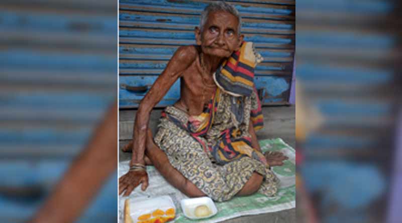 ছেলে-বউমার অত্যাচারে ঘরছাড়া,    বেলাশেষে রাস্তায় ঠাঁই বৃদ্ধার