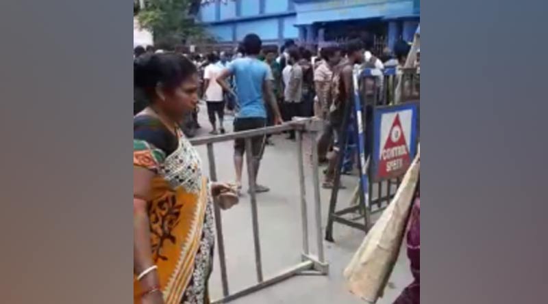 ‘জয় শ্রীরাম’ ধ্বনি নিয়ে স্কুলে পড়ুয়াদের হাতাহাতি, সামাল দিতে লাঠিচার্জ পুলিশের