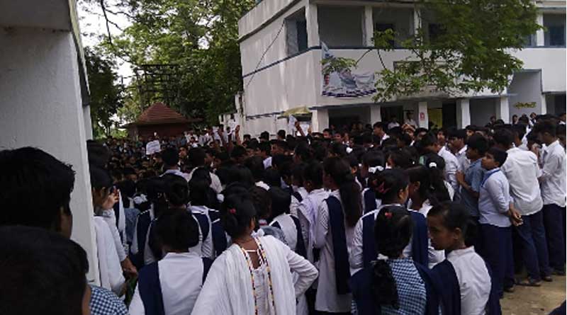 প্রিয় শিক্ষককে ছাড়তে নারাজ পড়ুয়ারা, ক্লাস বয়কট করে স্কুলে অবস্থান বিক্ষোভ