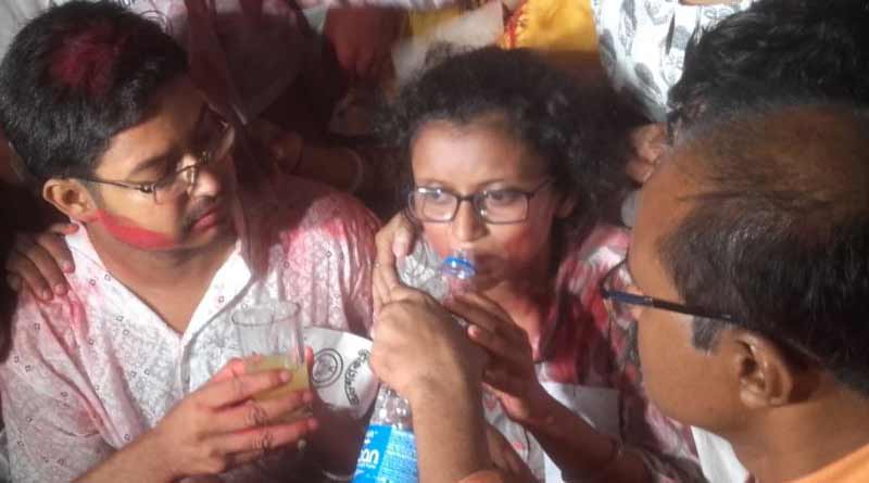 বেতন বৃদ্ধির বিজ্ঞপ্তিতে কাটল জট, ১৪ দিনের অনশনে ইতি প্রাথমিক শিক্ষকদের