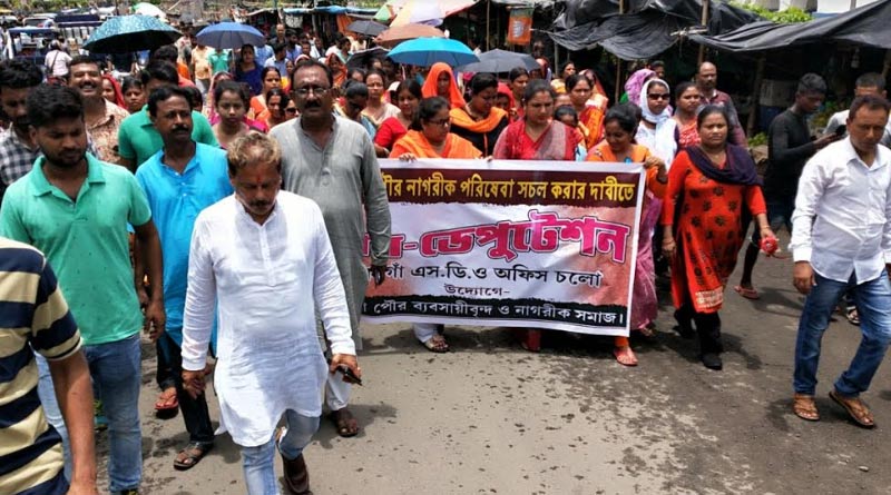 সাফাইকর্মীদের কর্মবিরতিতে আবর্জনার স্তূপ বনগাঁয়, প্রতিবাদে পথে ব্যবসায়ী ও স্থানীয়রা