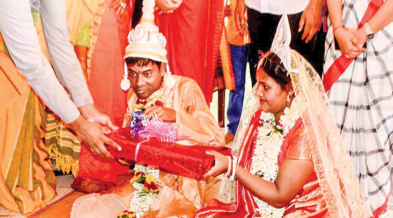 সঙ্গীর অসাড় হাত ধরলেন দৃষ্টি হারানো মেয়ে, বিয়েতে সম্পন্ন প্রেমের বৃত্ত