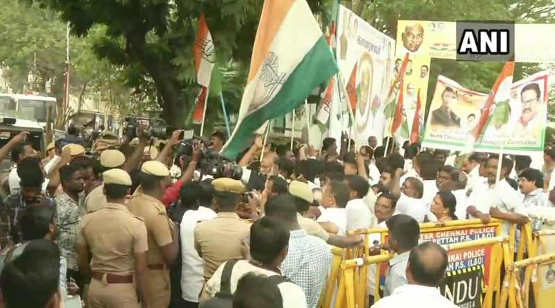 উত্তরপ্রদেশে প্রিয়াঙ্কা গান্ধীকে আটকের জের, দেশব্যাপী বিক্ষোভে কংগ্রেস