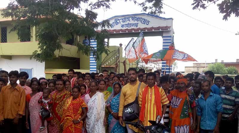 পঞ্চায়েতের কাজে নিজেদের প্রতিনিধি রাখার দাবি, ‘সমান্তরাল প্রশাসন’ তৈরির চেষ্টা বিজেপির
